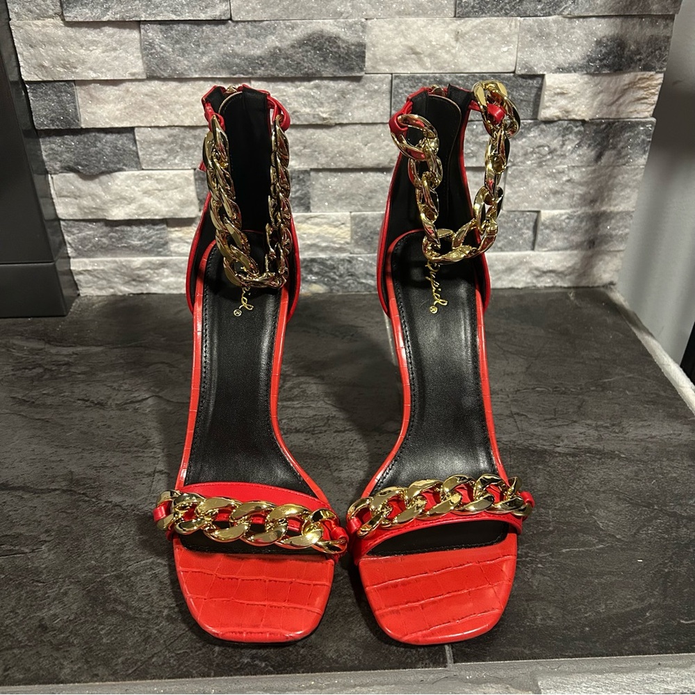 New in Box Red High Heel with Gold Chain - Picture 3 of 6